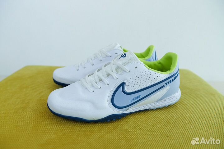 Футбольные бутсы, сороконожки