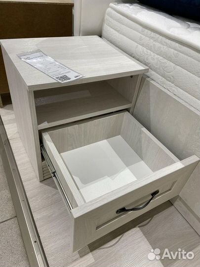 Прикроватные тумбы