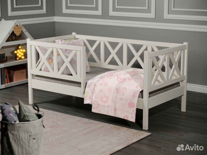 Кроватка высокий борт софа из натурального дерева