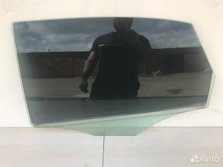 Стекло двери заднее левое Audi A3 8V