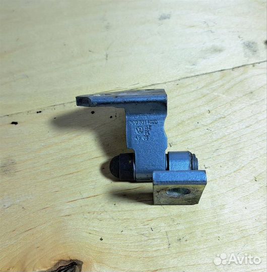 Петля двери задней правой верхняя VW Passat (B6)