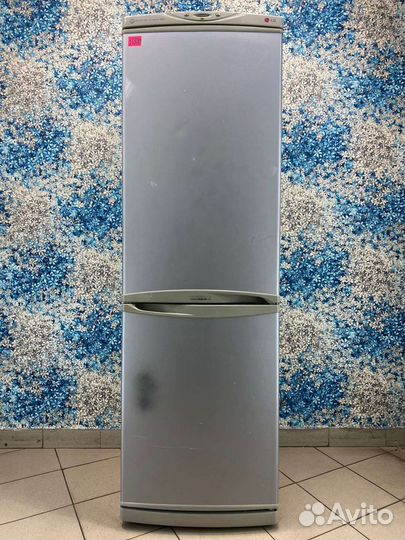 Холодильник серебристый