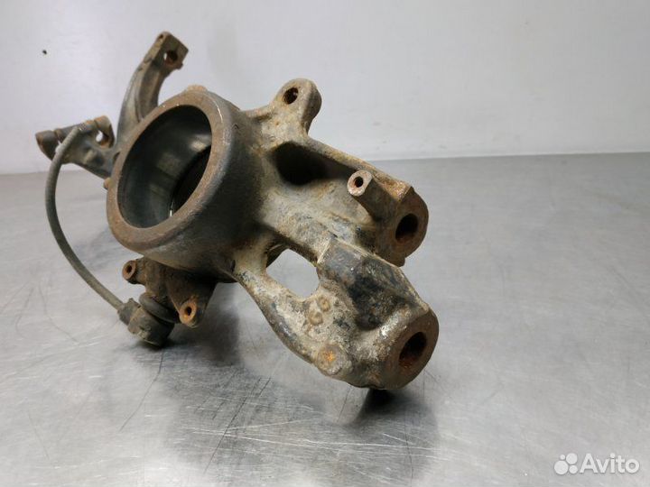 Кулак поворотный передний левый Volkswagen Passat