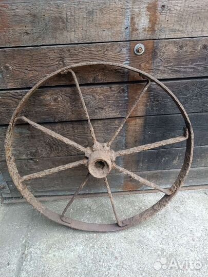 Колесо от старинной телеги