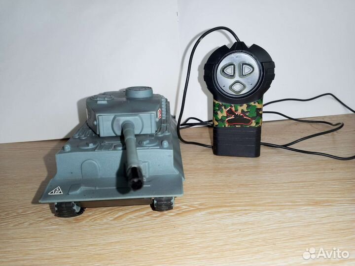 Игрушечный танк на батарейках