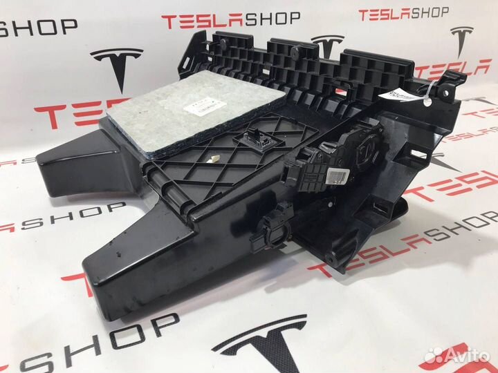 Бардачок Tesla Model S 2015 1035104-00-B