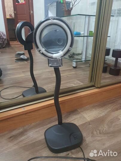 Лампа настольная с лупой