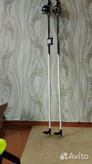 Лыжи с палками и ботинками