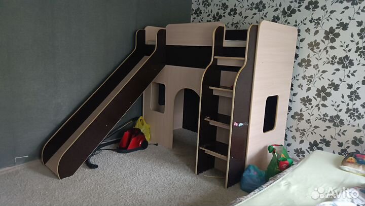 Детская кровать с горкой