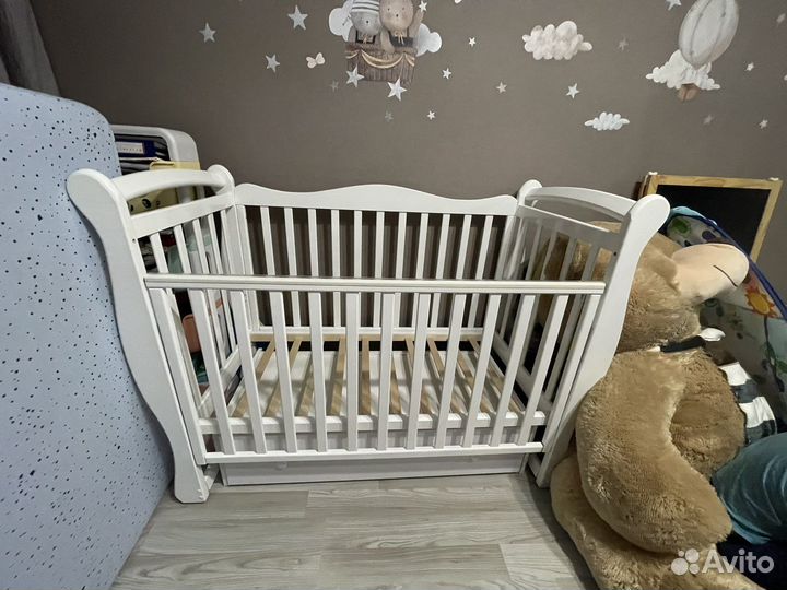 Детская кроватка с маятником