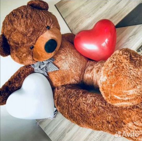 Большой плюшевый медведь