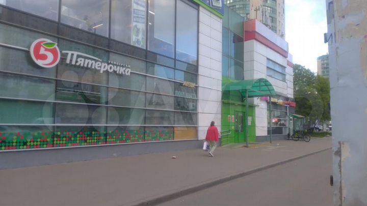 Торговая площадь 10м проспект жукова много людей