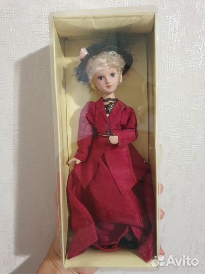 Кукла фарфоровая