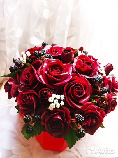 Шикарная корзина роз из холодного фарфора