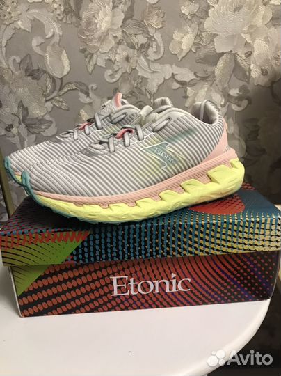 Кроссовки женские