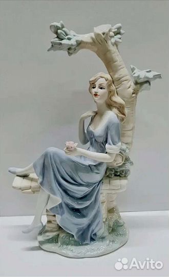 Фарфоровая статуэтка девушка под деревом