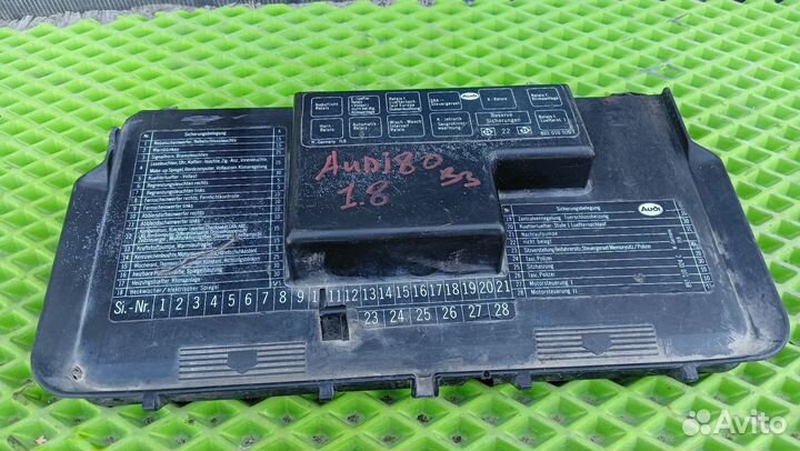 Крышка блока предохранителей Audi 80 b3