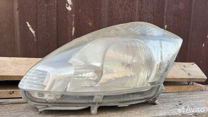 Фара Passo Boon Sirion