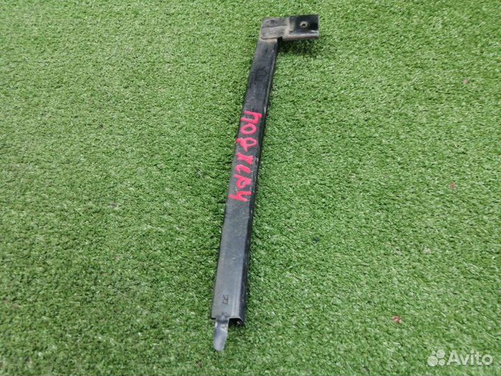 Направляющая стекла передняя правая Mitsubishi