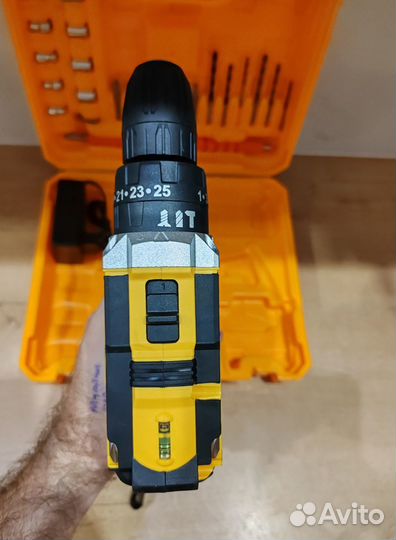 Шуруповерт dewalt ударный 21 v с битами