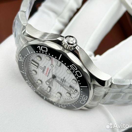 Часы omega seamaster white dial