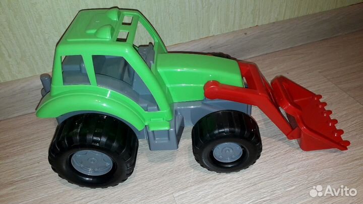 Новый большой трактор 