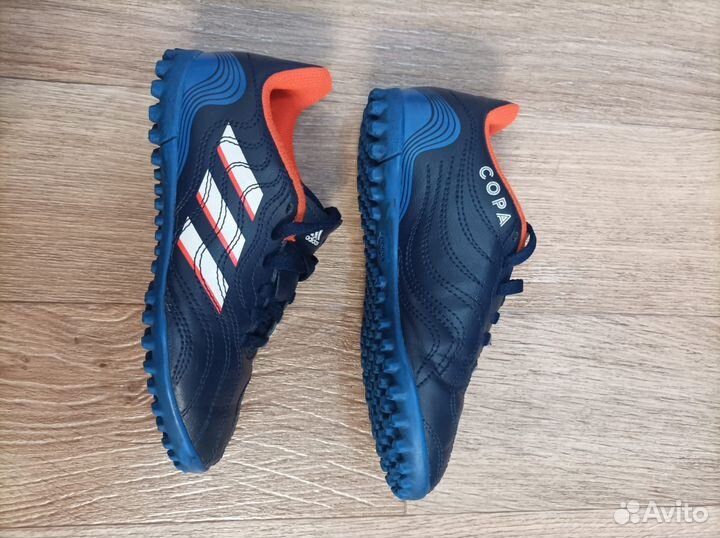 Футбольные бутсы Adidas с шипами