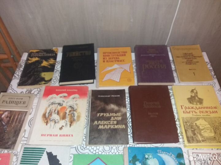 Много различных книжек