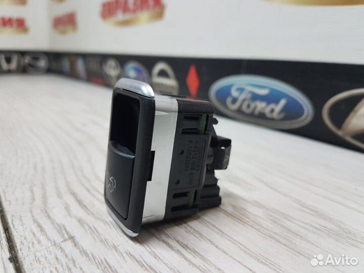 Кнопка открывания багажника Mercedes-Benz E-Class