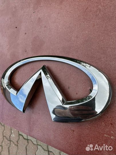 Эмблема решетки радиатора Infiniti Qx70 S51