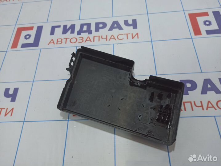 Крышка блока предохранителей Ford Focus 3 1695809. Дефект