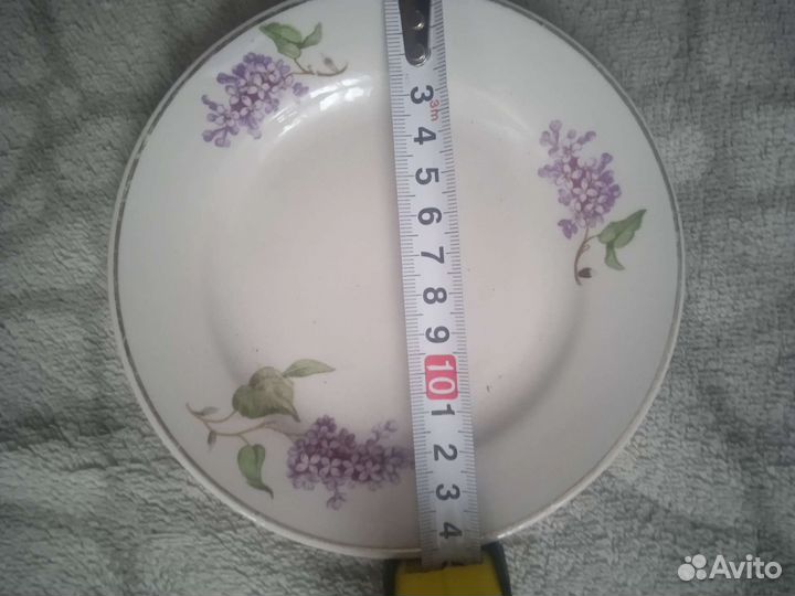 Молочник и тарелки 