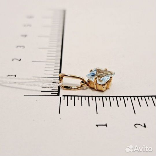 Золотая подвеска с камнем