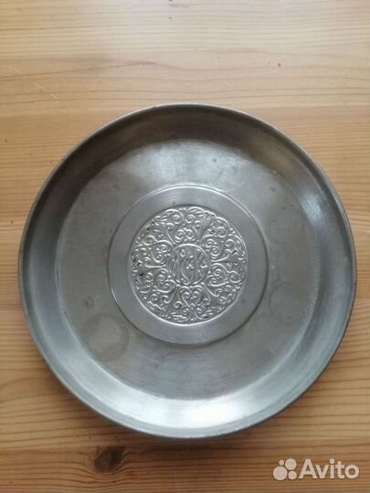 Тарелка с тисненным рисунком 