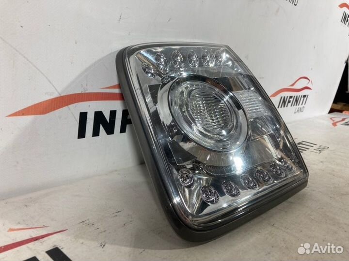 Фонарь в дверь багажника правый Nissan Patrol Y62