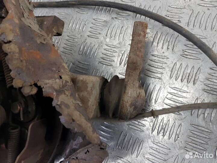 Кулак задний левый Мицубиси Pajero 4 2006-2011 MR