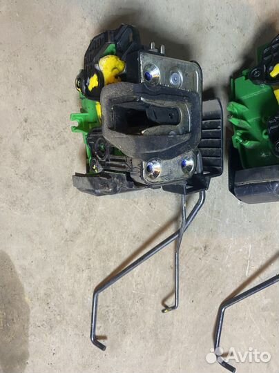 Замок передней левой двери киа рио 3 солярис 1