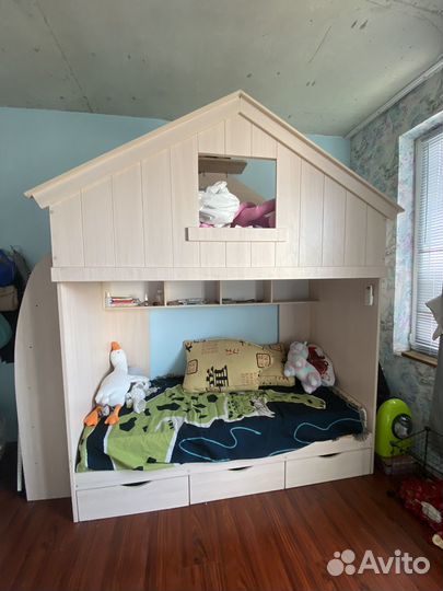 Кровать двухьярусная в виде домика