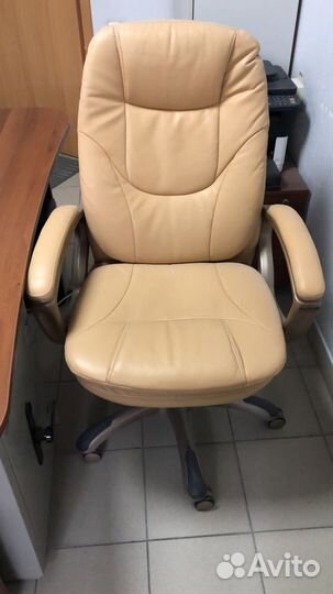 Кресло руководителя бежевое