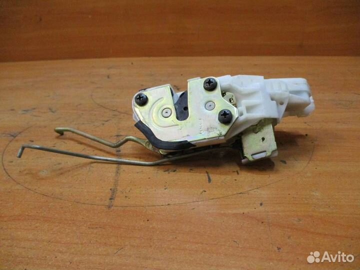 Замок двери передней левой Mitsubishi Outlander 1