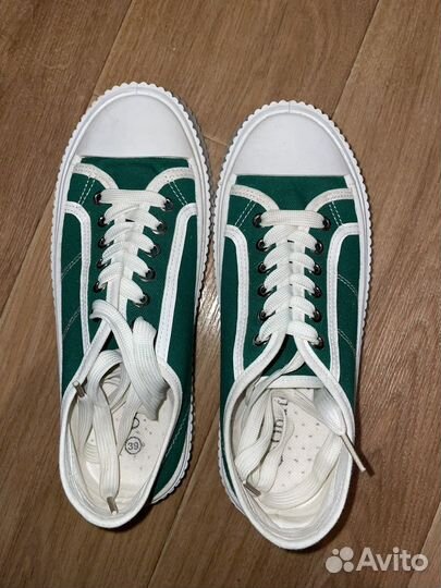 Кроссовки женские