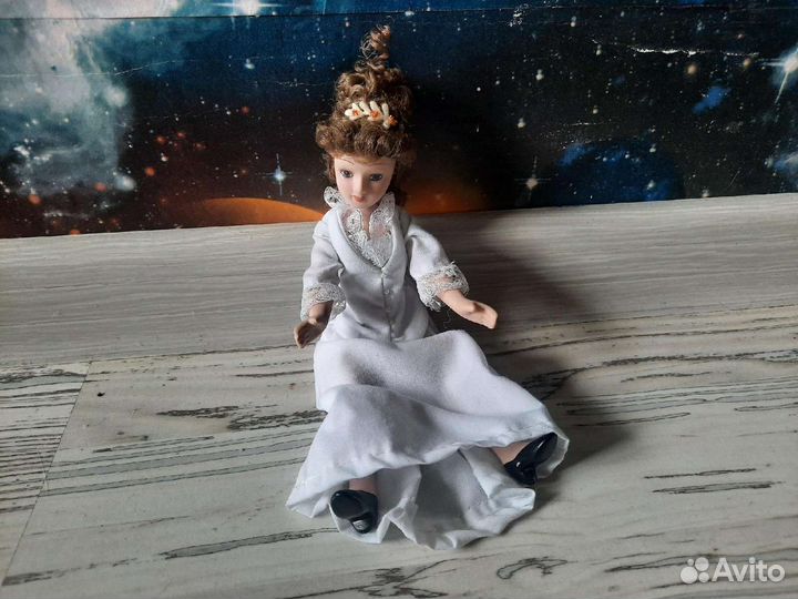 Кукла фарфоровая