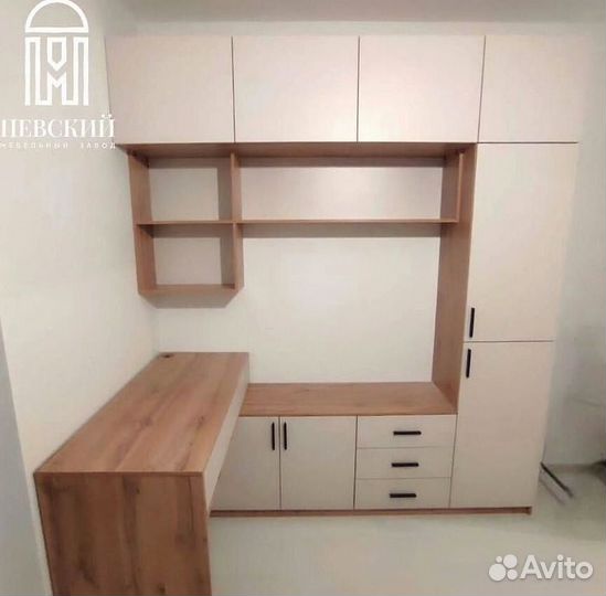 Рабочая зона и шкаф у окна