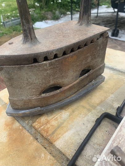 Старинный угольный утюг 