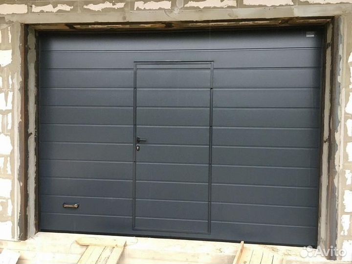 Секционные ворота с калиткой