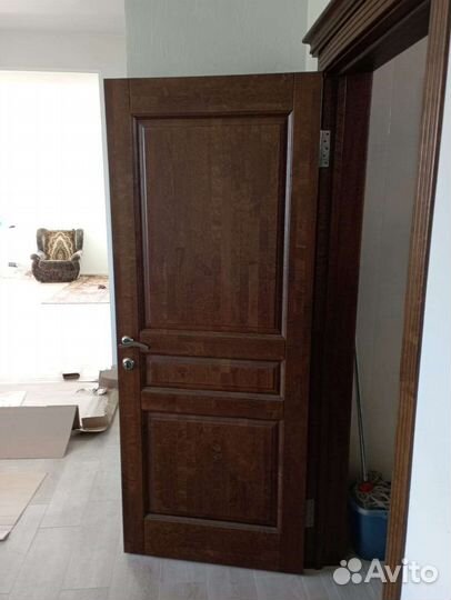 Дверь с наличниками, петлями, замком и ручкой