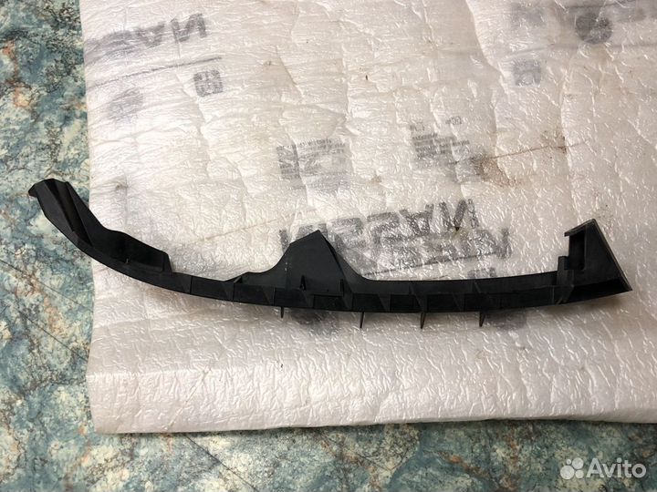 Кронштейн правой фары бампера Mazda 3 BK 2002-09