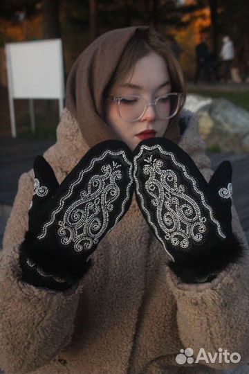 Якутские зимние женские варежки с бисером