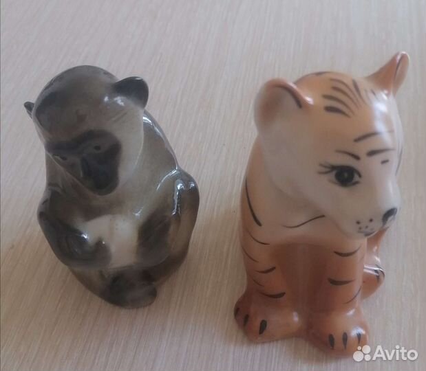 2 фарфоровые статуэтки