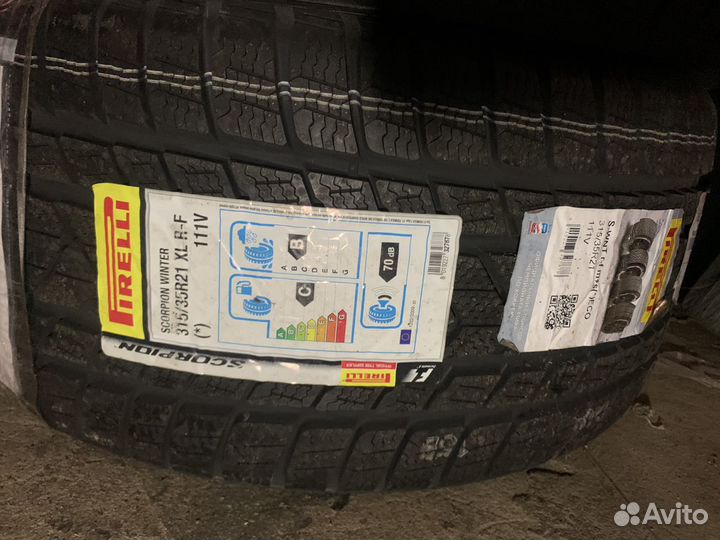 Pirelli Scorpion Winter RFT 275/40 R21 и 315/35 R21 111V